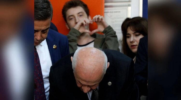 Bahçeli oyu için imza atarken çekilen kare gündem oldu