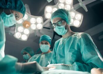 Anne karnındaki bebek beyin ameliyatı oldu