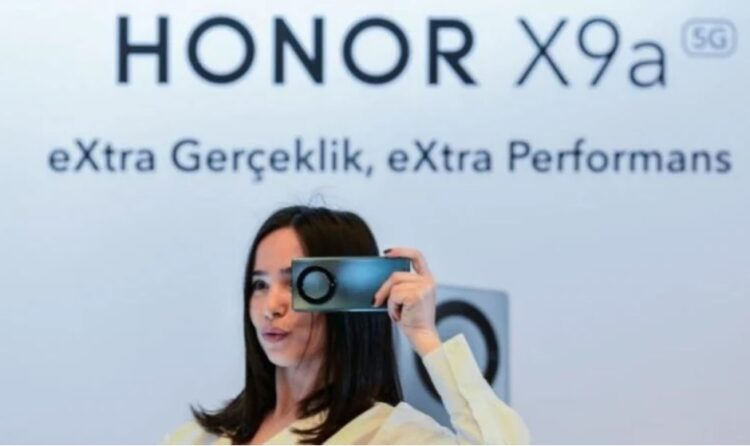 Çinli Honor yeni cep telefonunu Türkiye’de tanıttı