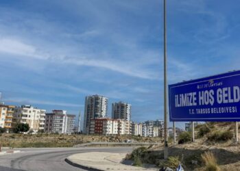 Tarsus girişine ‘İlimize hoş geldiniz’ tabelaları yerleştirildi