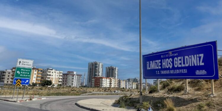 Tarsus girişine ‘İlimize hoş geldiniz’ tabelaları yerleştirildi