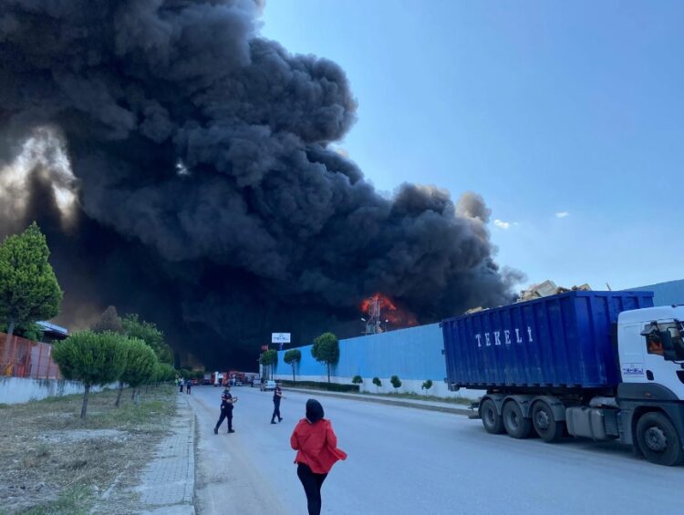 Manisa’daki geri dönüşüm tesisinde yangın