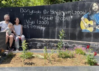 Kazım Koyuncu, mezarı başında şarkılarla anıldı