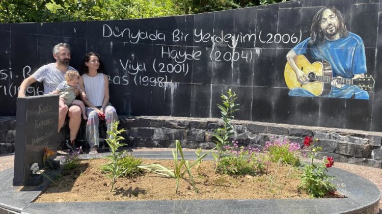 Kazım Koyuncu, mezarı başında şarkılarla anıldı