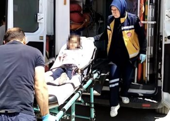 Prizdeki şarj aletini çıkarırken ölümden döndü