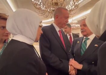 Pakistan Başbakanı’nın Erdoğan’a hediyesi sosyal medyada gündem oldu