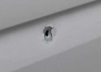 Sultangazi’de park halindeki çok sayıda araç kurşunlandı