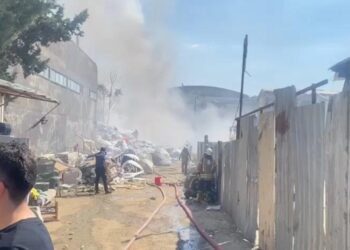 Geri dönüşüm tesisinde yangın! Marmaray seferleri durdu