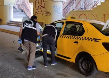 Zeytinburnu’nda taksi şoförü aracında ölü bulundu