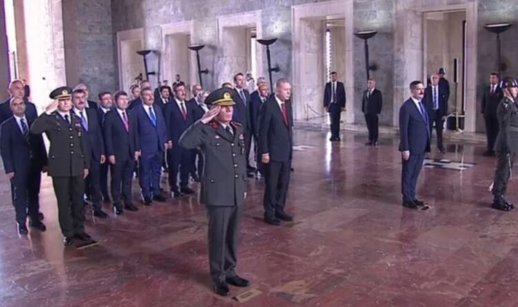 Erdoğan ve yeni kabine üyeleri Anıtkabir’i ziyareti etti