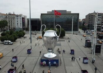 Taksim Meydanı’na dev kupa