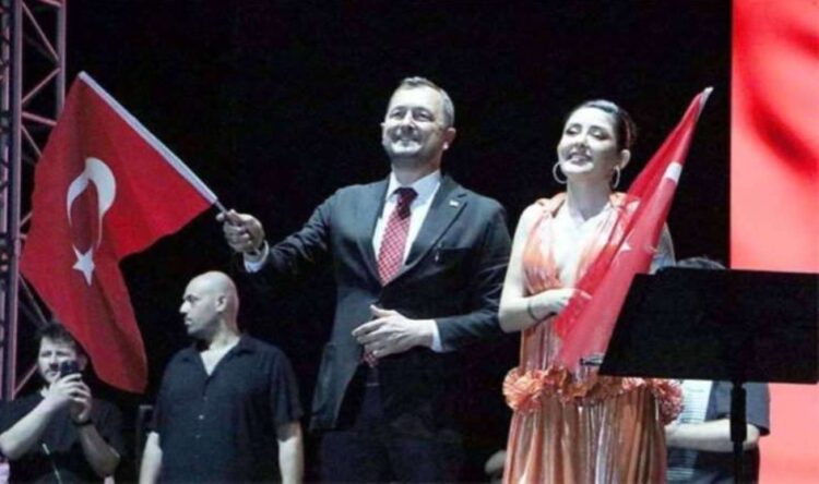 Melek Mosso konseriyle gündeme gelen belediye başkanı görevden alındı