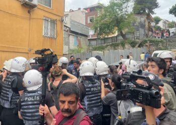 Onur Yürüyüşü’ne polis müdahalesi!