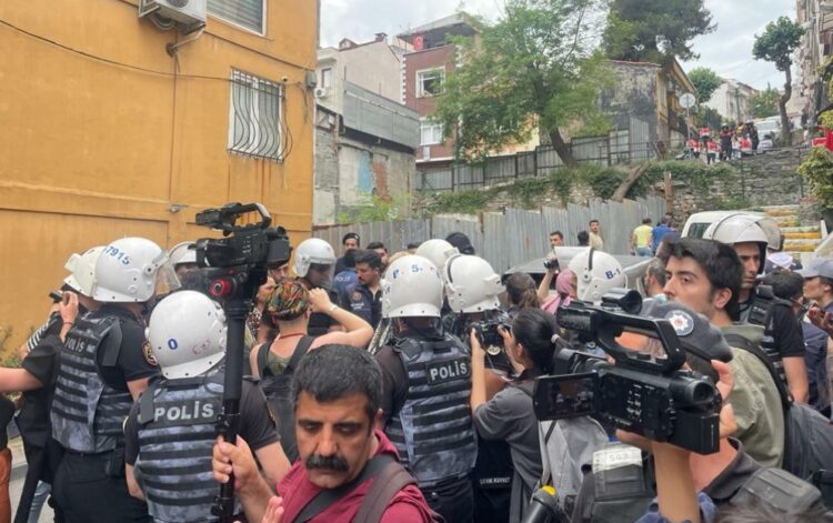 Onur Yürüyüşü’ne polis müdahalesi!
