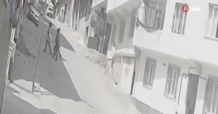 16 dakikada 300 bin TL’lik altını çaldılar!