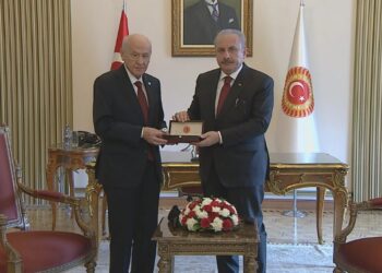 Devlet Bahçeli, geçici Meclis Başkanlığı görevini Mustafa Şentop’tan devraldı