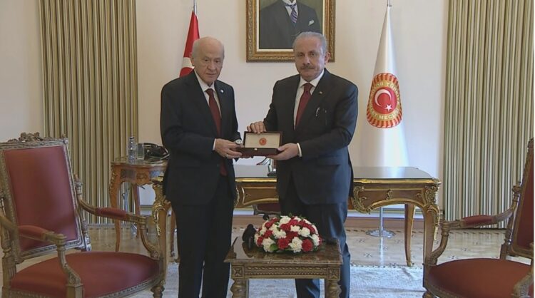 Devlet Bahçeli, geçici Meclis Başkanlığı görevini Mustafa Şentop’tan devraldı