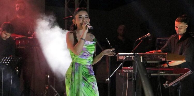 Melek Mosso’dan, ‘sarılmak isteyen’ başkana yanıt