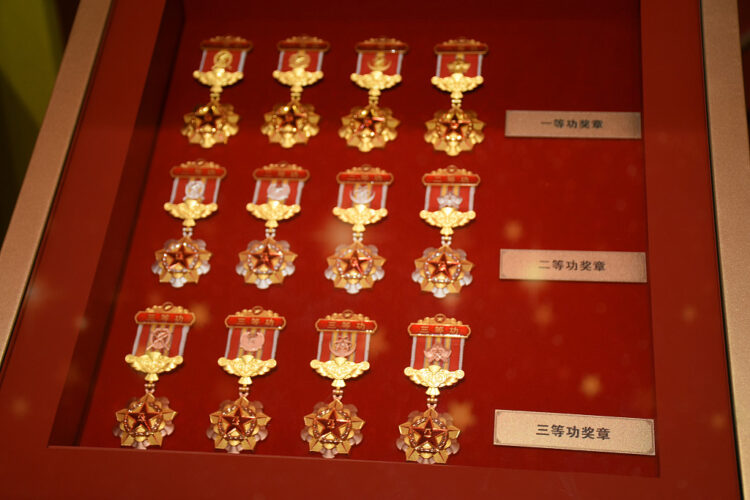 Xi, seçkin askerleri ve askeri birimleri takdir eden emrini belirten belgeyi imzaladı