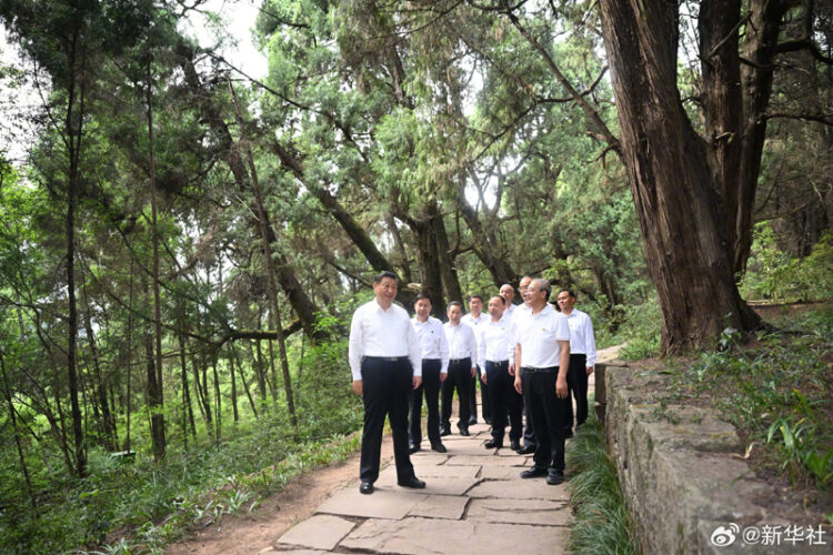 Xi Jinping Sichuan eyaletinde incelemelerde bulundu