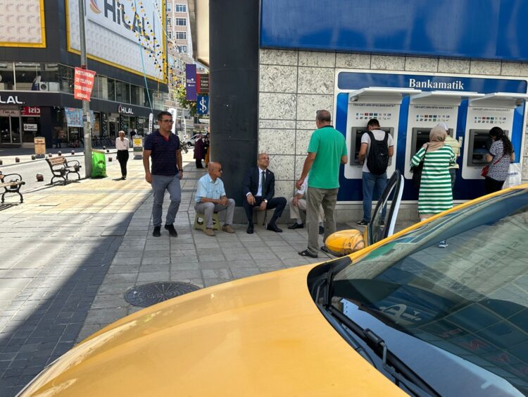 Taksici esnafını ziyaret eden CHP’li Genç: Bir dokunduk bin ah işittik