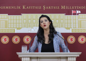 Sevda Karaca, deprem süresince işçilerin ve ailelerinin yaşadığı hak gasplarını raporladı