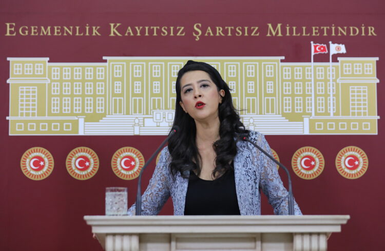 Sevda Karaca, deprem süresince işçilerin ve ailelerinin yaşadığı hak gasplarını raporladı