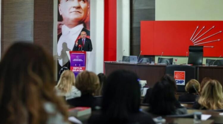 Kılıçdaroğlu, CHP Kadın Kolları il başkanlarıyla bir araya geldi