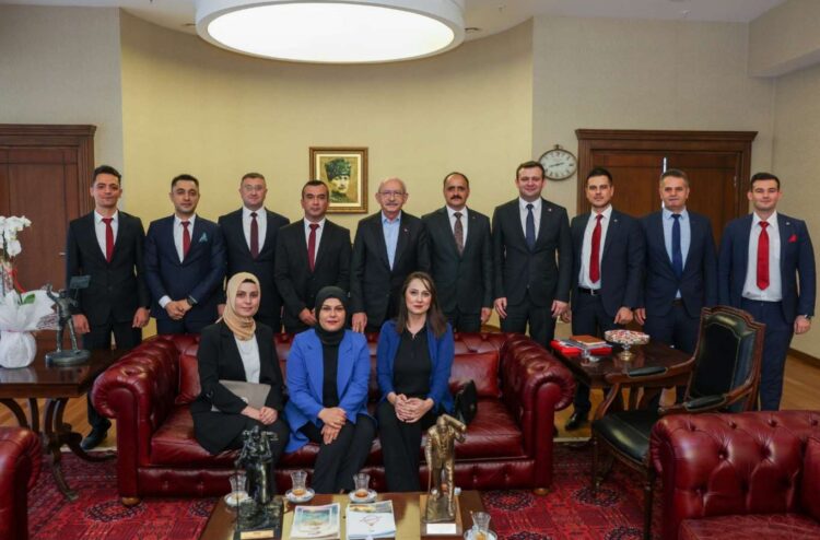 Kılıçdaroğlu Atanamayan Uzman Çavuşlar Derneği ile bir araya geldi