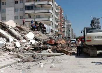 Ağır hasarlı bina yıkım sırasında çöktü, operatör enkaz altında kaldı