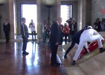 Erdoğan ve YAŞ üyeleri Anıtkabir’i ziyaret etti