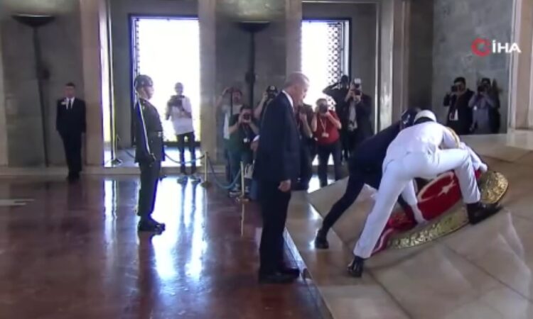 Erdoğan ve YAŞ üyeleri Anıtkabir’i ziyaret etti