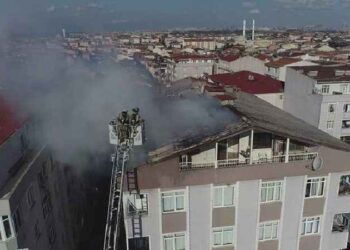 Kendisine alınan telefonu beğenmeyince evi ateşe verdi