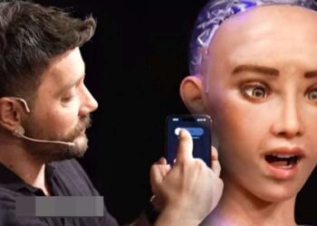 Mevzular Açık Mikrofon’da Robot Sophia’dan tartışma yaratan sözler
