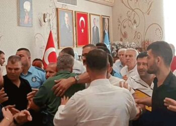 Meclis üyeleri arasında yumruklu kavga!