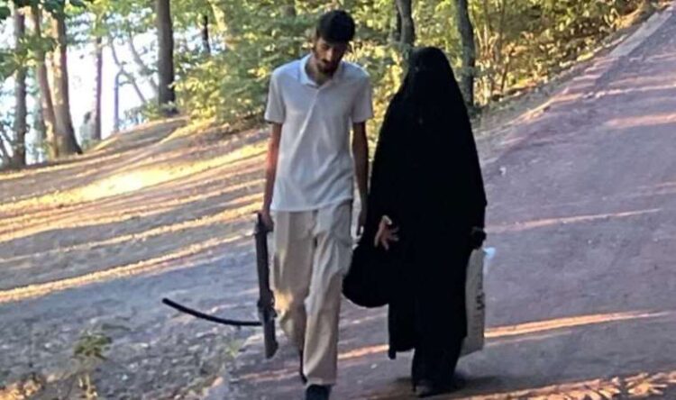 İstanbul’da korkutan görüntü: Ellerinde silahlarla dolaştılar