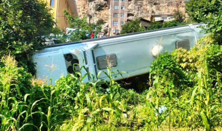 Karaman’da tur otobüsü devrildi! Yaralılar var…