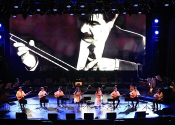 Türkülerle Arif Sağ’a saygı… Binlerce kişi ayakta alkışladı