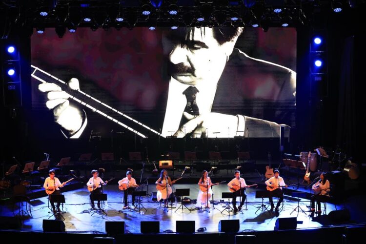 Türkülerle Arif Sağ’a saygı… Binlerce kişi ayakta alkışladı