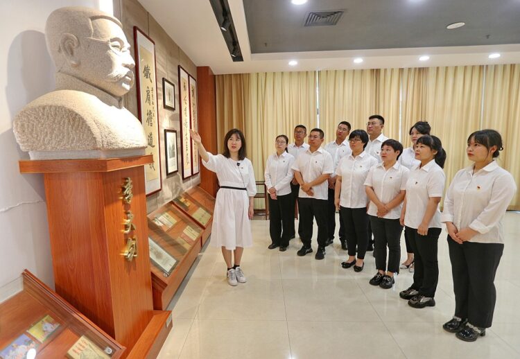 Xi Jinping, kadro eğitimiyle ilgili toplantıya başkanlık etti