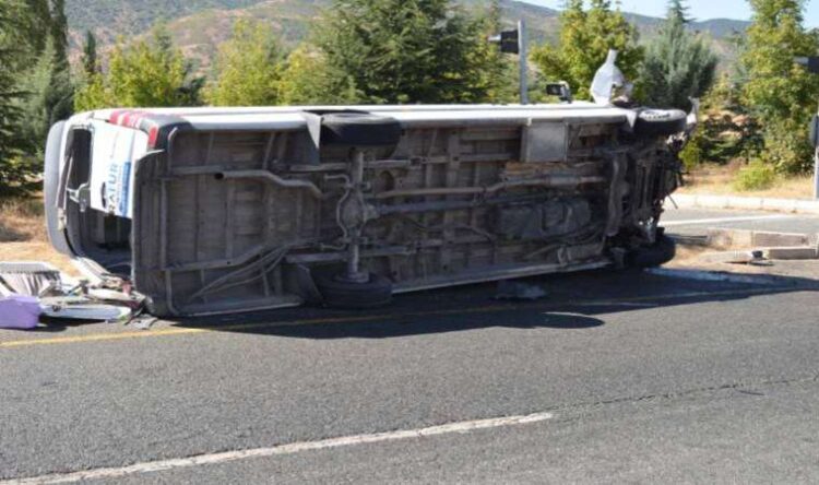 Elazığ’da tur minibüsü, yolcu otobüsüne çarptı: Yaralılar var!