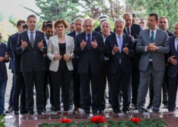 Kılıçdaroğlu Adnan Menderes’in mezarını ziyaret etti