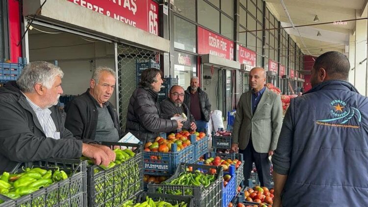 CHP’li Aşkın Genç’in Kayseri halinde dinlediği esnaf:  “Kiraları 18 bin 500 – 18 bin 700’e çıkarmışlar. Artı 53 bin lira da enflasyon farkı istiyorlarmış”