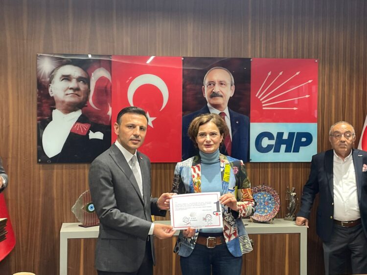 CHP İstanbul İl Başkanı Özgür Çelik mazbatasını aldı