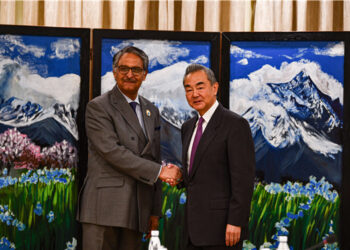 Wang Yi, Pakistan Dışişleri Bakanı Jilani’yle görüştü