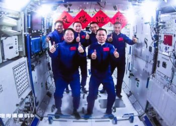 Çin’in Shenzhou-16 astronotları yörüngedeki devir teslimin ardından Dünya’ya dönmeye hazır