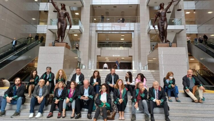 Avukatlardan Atalay için Çağlayan Adliyesi’nde oturma eylemi