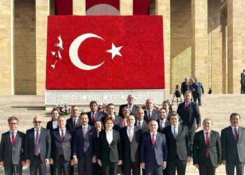 Meral Akşener, partisiyle birlikte Anıtkabir’i ziyaret etti