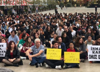 Asansörde ölen öğrenci için üniversitelilerden oturma eylemi