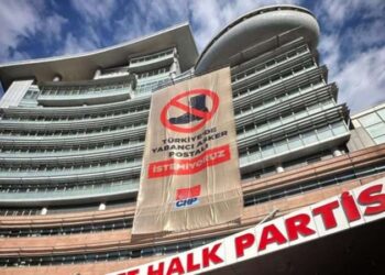CHP Genel Merkezi’ne ‘tezkere’ pankartı